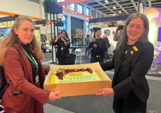 GroentenFruitHuis kreeg een mooie taart aangeboden door de beursorganisatie van Fruit Logistica/Messe Berlin voor 25 jaar trouwe opkomst.